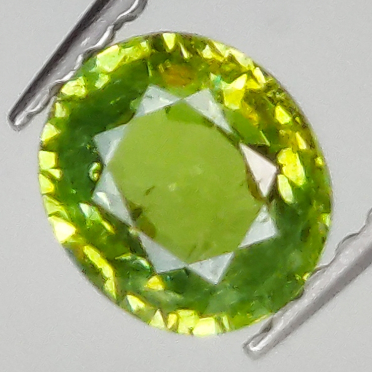 0.74ct Demantoid-Granat ovalerschliff 5.9x5.2mm