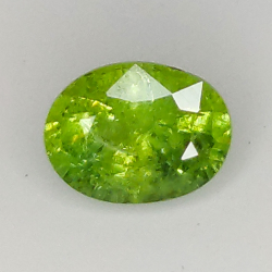 0.67ct Grenat Démantoïde coupe ovale 5.9x4.3mm