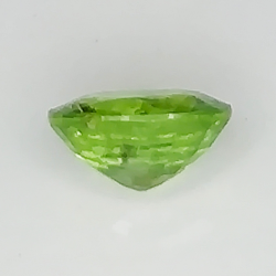 0.67ct Demantoid-Granat ovalerschliff 5.9x4.3mm