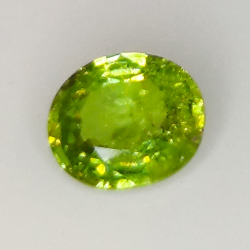 0.77ct Grenat Démantoïde coupe ovale 6.0x5.2mm