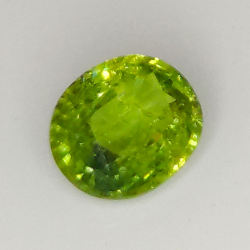 0.77ct Demantoid-Granat ovalerschliff 6.0x5.2mm