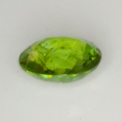 0.77ct Demantoid-Granat ovalerschliff 6.0x5.2mm