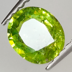 0.77ct Demantoid-Granat ovalerschliff 6.0x5.2mm