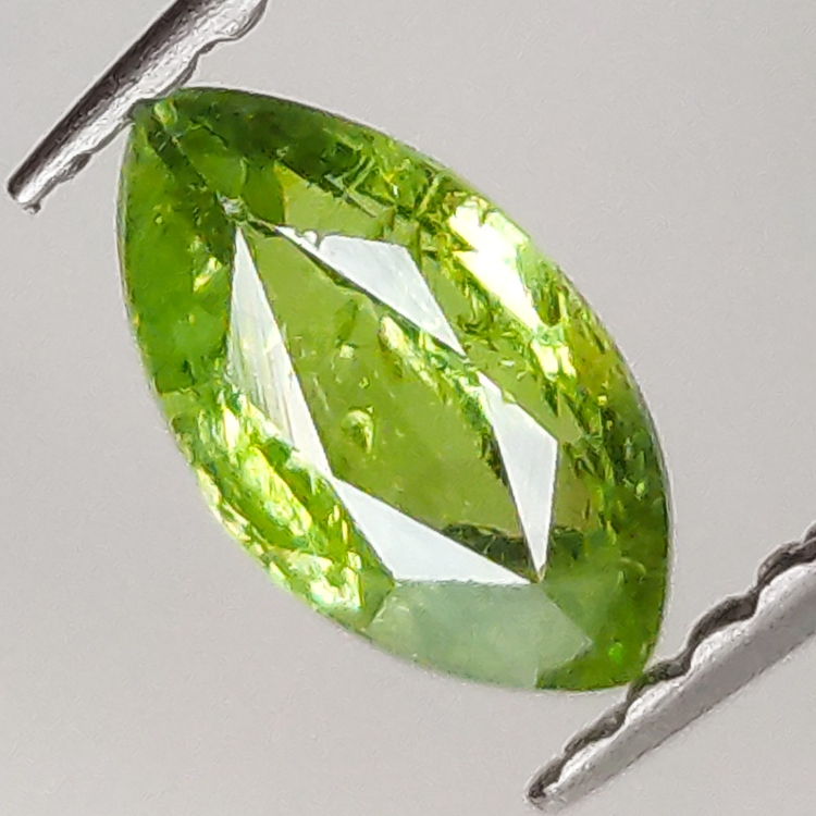 0,75ct Demantoid-Granat marquiseschliff 7,3x4,0mm