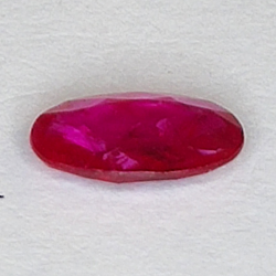 0.82ct Rubino taglio ovale 7.9x5.1mm