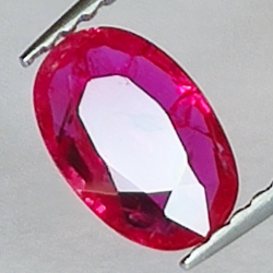 0.82ct Rubino taglio ovale 7.9x5.1mm