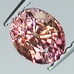 0.94ct Zafiro Padparadscha talla oval 5.9x5.0mm