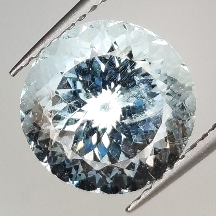 3.71ct Aquamarine round cut 10.2x9.9mm