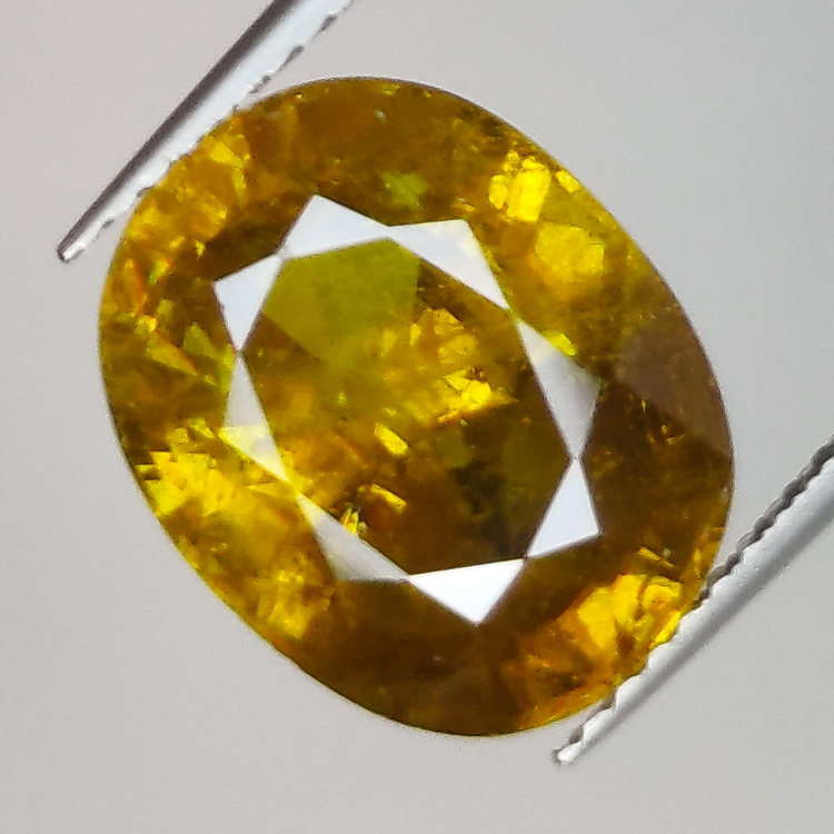 7.43ct Sfene verde taglio ovale 12.9x10.1mm