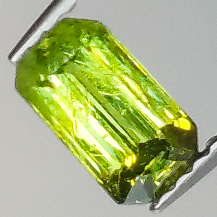 0.93ct Granate Demantoide talla radiant 7.0x3.9mm