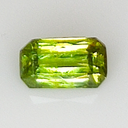 0.93ct Granate Demantoide talla radiant 7.0x3.9mm