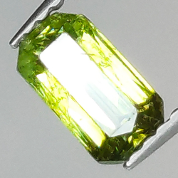 0.93ct Granate Demantoide talla radiant 7.0x3.9mm