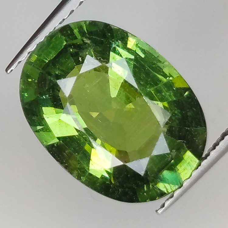 5.18ct Apatite verde taglio ovale 12.9x9.7mm