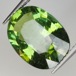 5.18ct Apatite verde taglio ovale 12.9x9.7mm