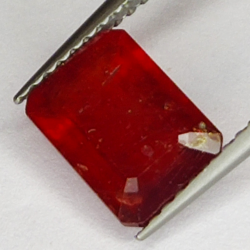 2.40ct Rubis coupe émeraude 8x6mm