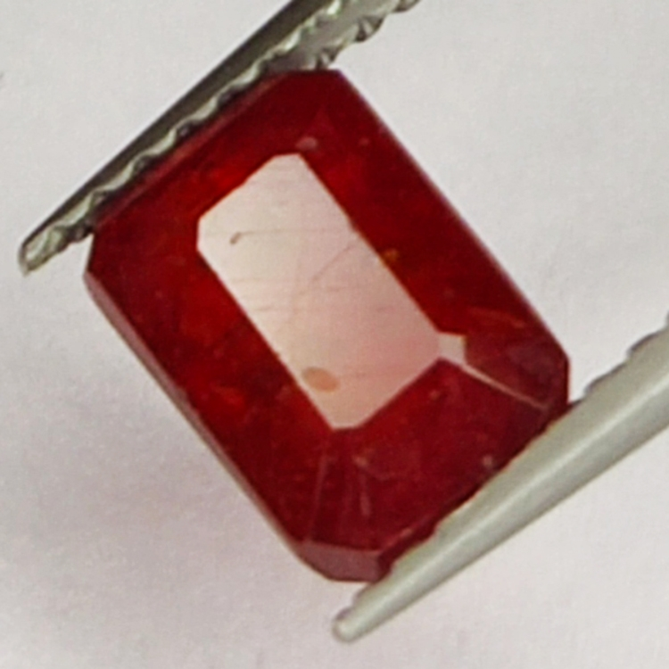 2.05ct Rubino taglio smeraldo 7x5mm