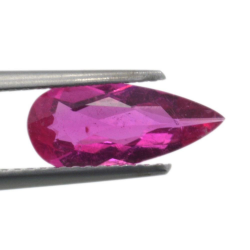 1,47 ct Rubellit-Turmalin im Birnenschliff, 13,08 x 5,73 mm