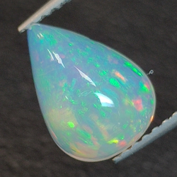 Opale éthiopienne taille poire 1.75ct