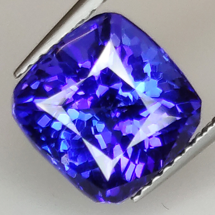 Tanzanite rectangulaire taille coussin 4.82ct