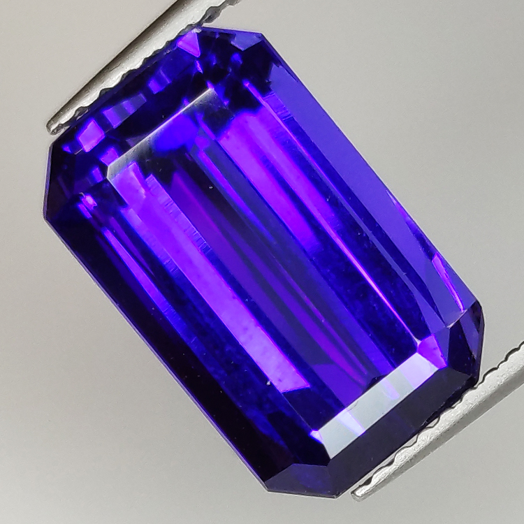 Tanzanite taglio smeraldo 7.56t