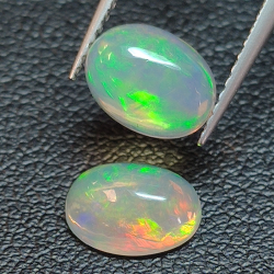 Kalibrierter ovaler Opal im Cabochon-Schliff