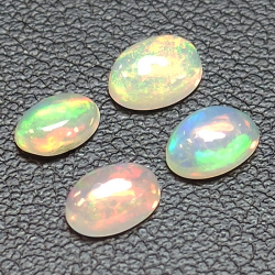 Kalibrierter ovaler Opal im Cabochon-Schliff