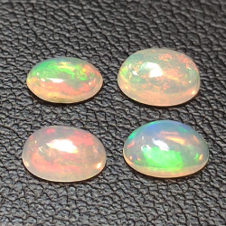 Kalibrierter ovaler Opal im Cabochon-Schliff