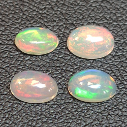 Opale ovale calibrée taillée en cabochon