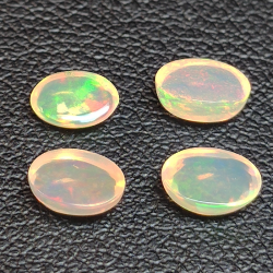 Kalibrierter ovaler Opal im Cabochon-Schliff