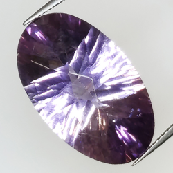 17,73 ct Amethyst, konkaver Ovalschliff mit Schachbrettmuster, 17 x 13 mm