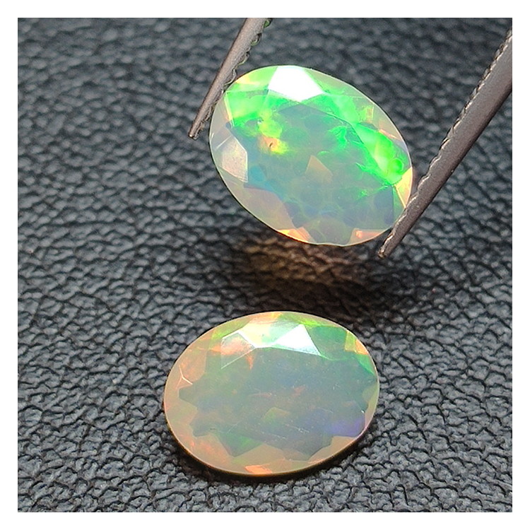 Kalibrierter Opal im Ovalschliff