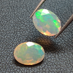 Kalibrierter Opal im Ovalschliff