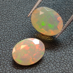 Kalibrierter Opal im Ovalschliff