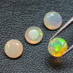 Kalibrierter Opal im Ovalschliff