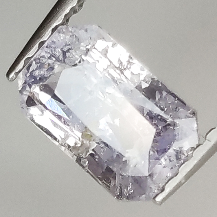 Zaffiro viola taglio smeraldo da 1,55 ct 7x5 mm