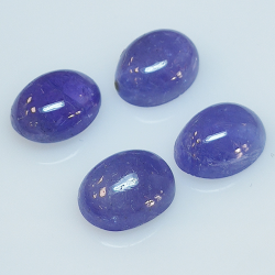 Tanzanite ovale taillée en cabochon