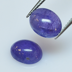 Tanzanite ovale taillée en cabochon