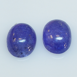 Tanzanite ovale taillée en cabochon