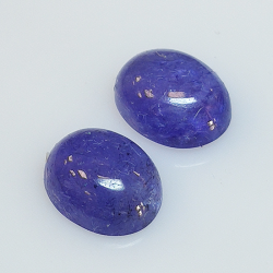 Tanzanite ovale taillée en cabochon