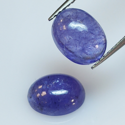 Tanzanite ovale taillée en cabochon