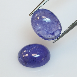 Tanzanite ovale taillée en cabochon