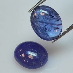 Tanzanite ovale taillée en cabochon