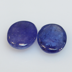 Tanzanite ovale taillée en cabochon