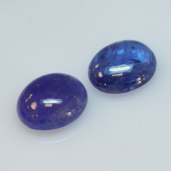 Tanzanite ovale taillée en cabochon