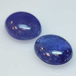 Tanzanite ovale taillée en cabochon