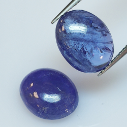 Tanzanite ovale taillée en cabochon