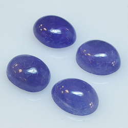 Tanzanite ovale taillée en cabochon