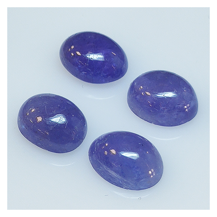 Tanzanite ovale taillée en cabochon