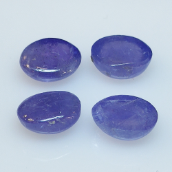 Tanzanite ovale taillée en cabochon