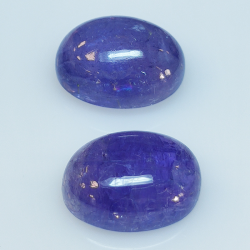 Tanzanite ovale taillée en cabochon